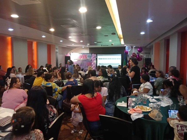 巴拿马人民党强调女性政治参与的重要性