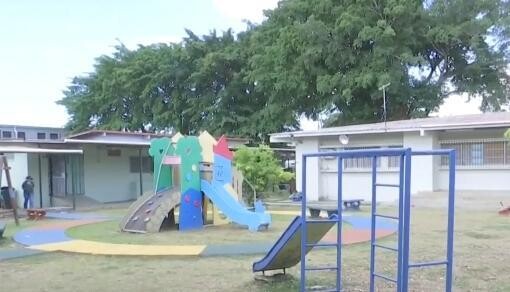 骚乱后中心开始清理；评估损失并转移未成年人