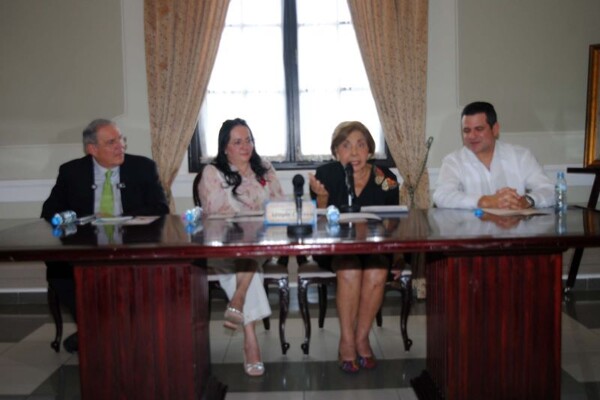 巴拿马省长为50名新公民宣誓