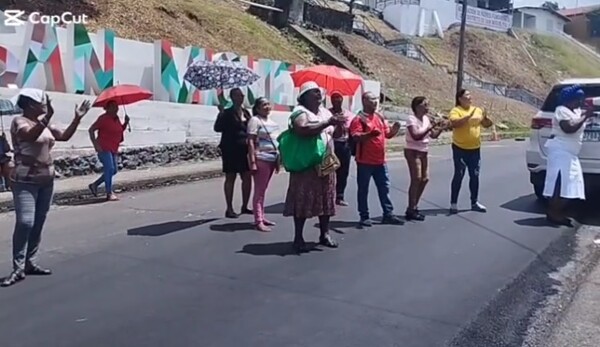 Exfuncionarios de San Miguelito cierran calle por no recibir sus prestaciones