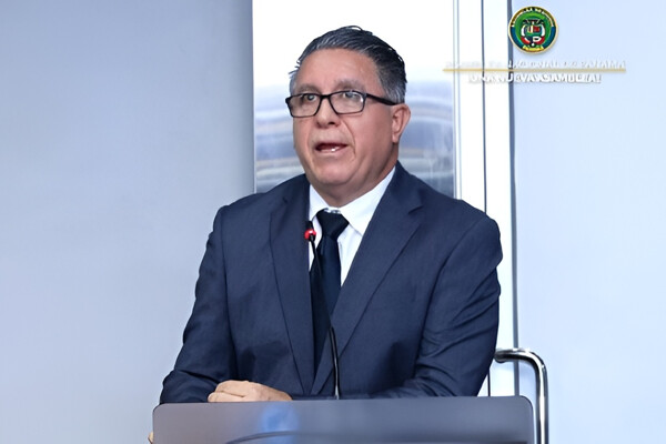 Panama's Authority Calls for Insurance for Cleaners