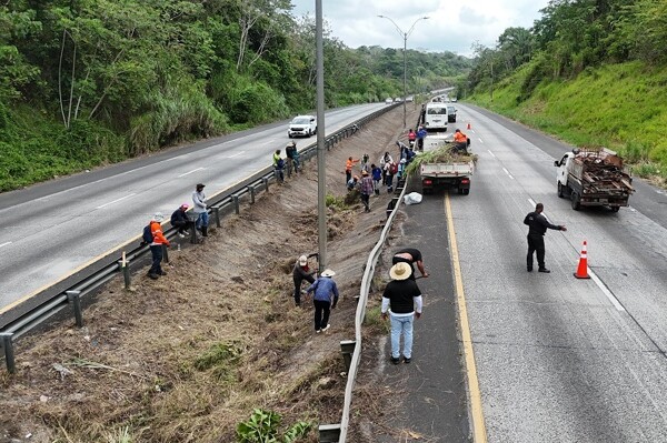 Volunteer Cleanup Drive in Arraiján