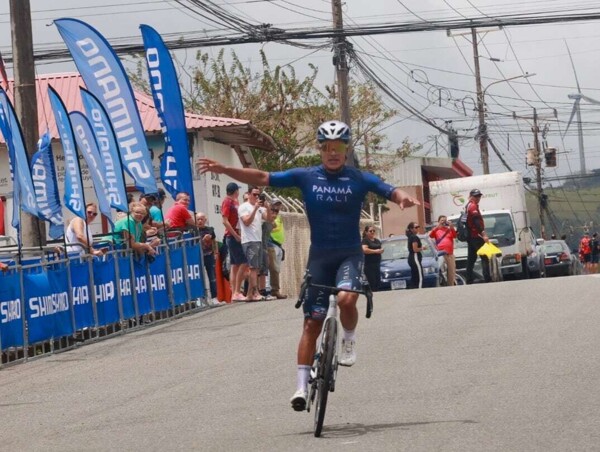 Panamanian Cyclist Carlos Samudio Wins Gold at Central American Championship