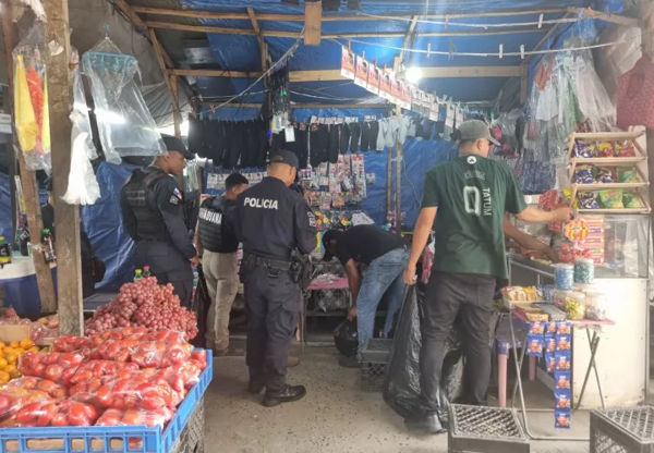 Panama Metro Evicts Street Vendors at Station