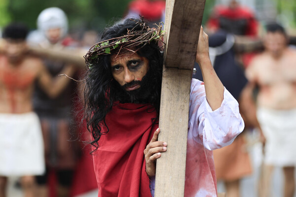 Archbishop of Panama Leads Way of the Cross on Good Friday
