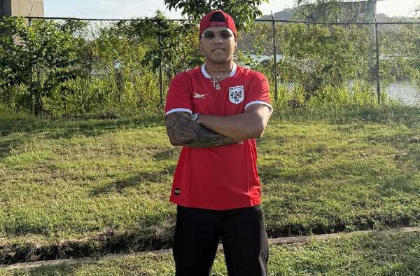 Boza和Don Pablo Mures在巴拿马圣安娜街区拍摄音乐视频