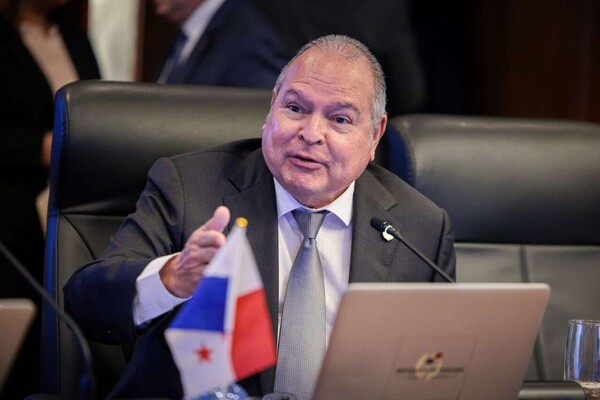 巴拿马公共工程部长就道路扩建项目在国民大会前作证