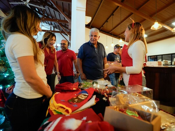 Президент Панамы посетил ярмарку изделий заключённых