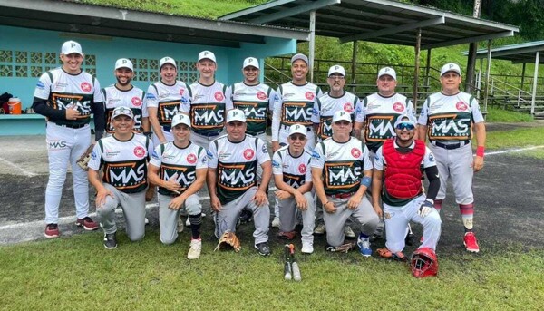 Journalists' softball team leads professional tournament