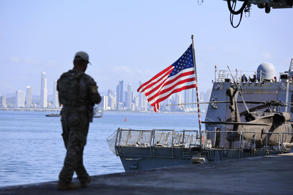 尼米兹号抵达巴拿马参加军事演习