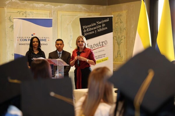 50 Women in Prison Receive Academic Degrees in Panama