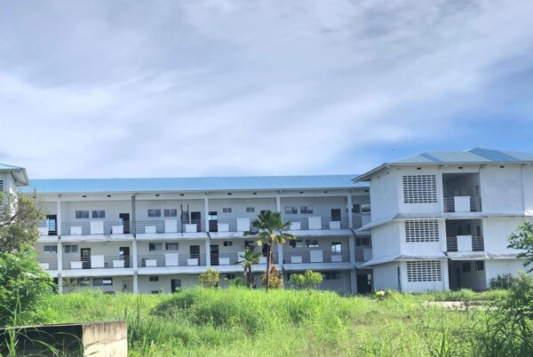 洛斯波索斯学校建设仍未完成