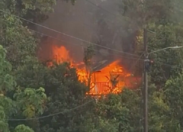 Voracious fire consumes wooden home in Ngäbe Buglé comarca