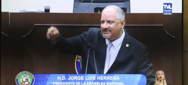 豪尔赫·埃雷拉强调数百万美元的节约，并承诺议会“没有勒索或特权”