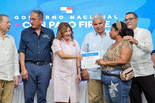 Panama's President Delivers New Homes to 150 Families in Herrera Province