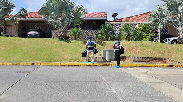 Masked Men Rob Asian Family in Panama