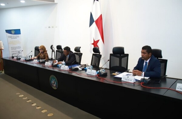 巴拿马开始就成立国家妇女研究所进行辩论