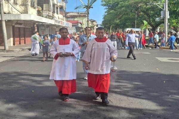 科隆圣周：海滩、教堂和家庭聚会