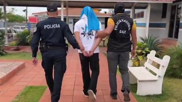 拉乔雷拉警方突袭：发现武器和未成年人