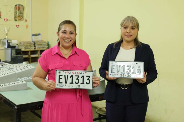 Nuevas placas de Panamá generan controversia por eslóganes políticos