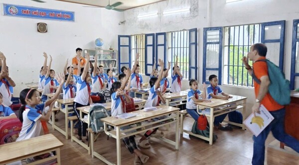 Panama-born English teacher named Foreign Teacher of the Year in Vietnam