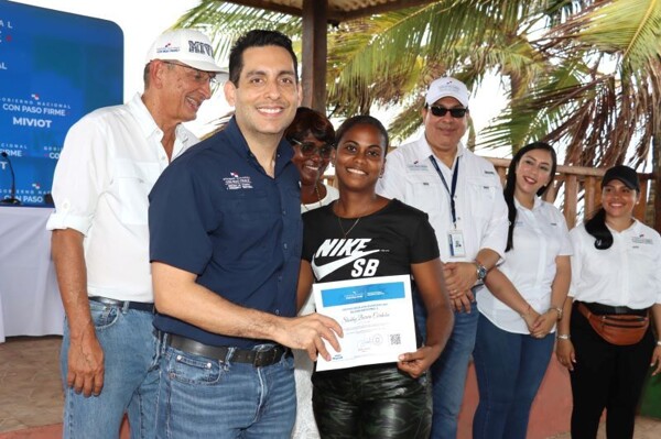 巴拿马政府向圣伊莎贝尔区交付75套新住房