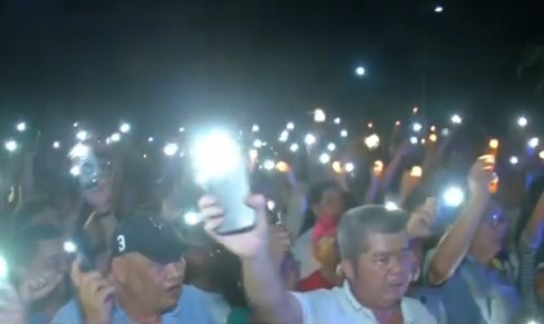 巴拿马华人社区在观景台被拆除后举行守夜抗议