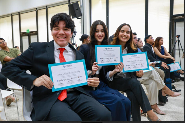 巴拿马多国公司学院首届毕业生毕业