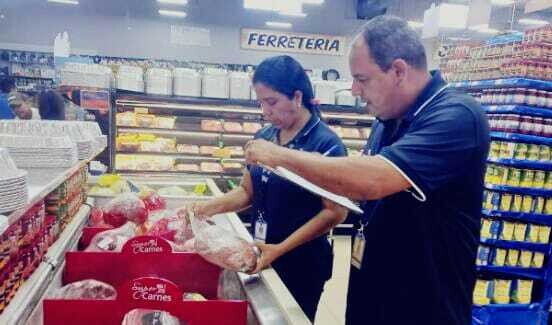 Last-Minute Christmas Shopping Frenzy in Panama