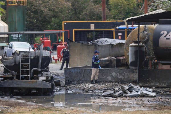 巴拿马调查美洲大桥下的爆炸和火灾