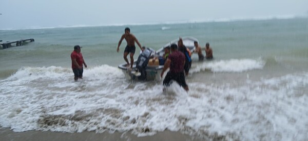 Перевернулась лодка с членами Конгресса, но всех спасли местные жители