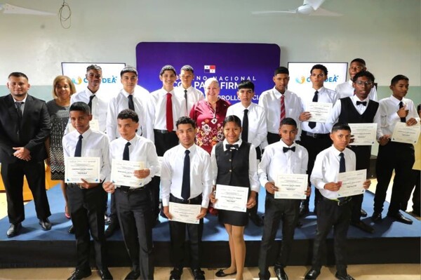 MIDES Graduates 21 Young People from CEFODEA