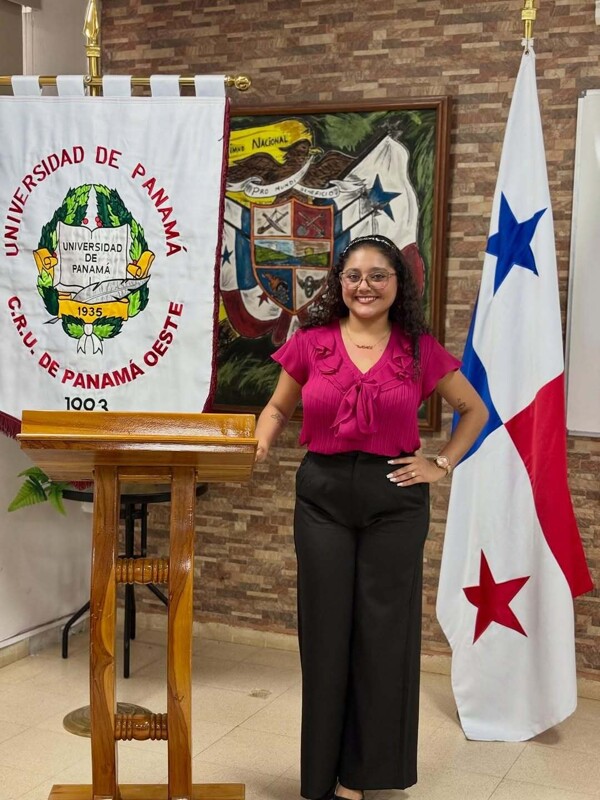 巴拿马传统音乐歌手纳塔莉·巴里奥斯实现大学梦想