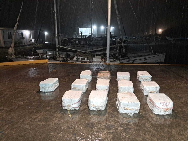 瓜纳亚拉拦截毒品船并逮捕四人