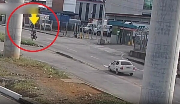 Panama: Motorcyclist Survives Crash with Curb