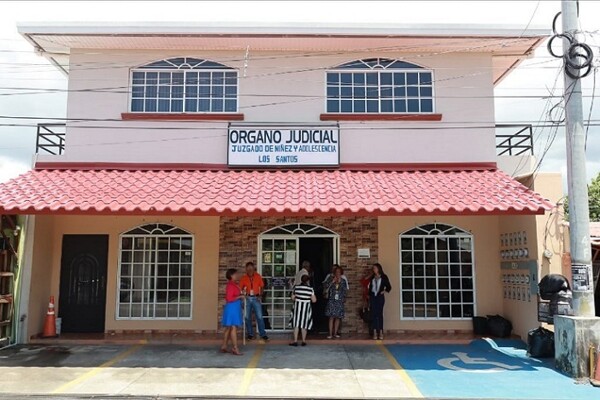 Desperate Mother Seeks Her 10-Year-Old Daughter in Panama