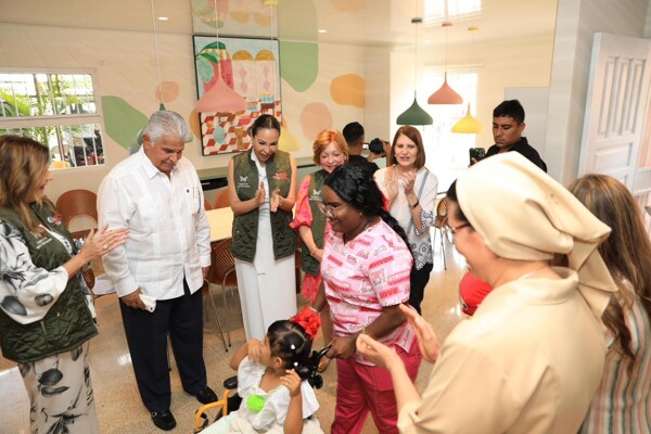 Президент Панамы открыл новые дома для уязвимых детей