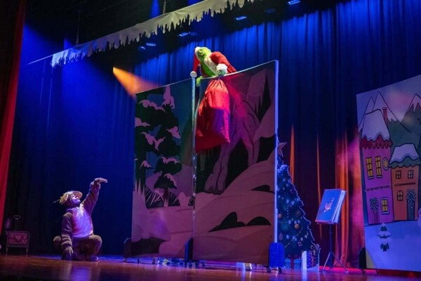 The Grinch Captivates Colón in Theatrical Performance