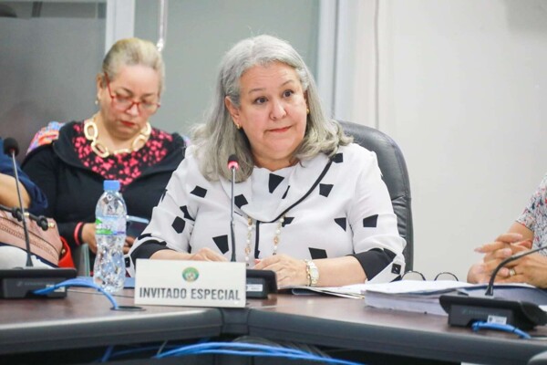 巴拿马十三个组织要求社会发展部长辞职