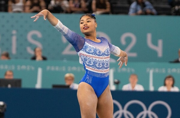La gimnasta panameña Hillary Heron compite en la final de la Copa Mundial de Cairo