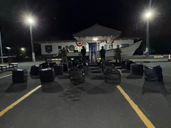 Военно-морские силы Панамы перехватили 600 пакетов наркотиков