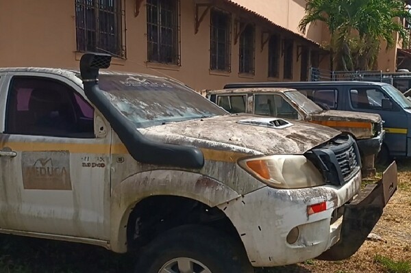 Abandoned Cars at School in Santiago de Veraguas Pose Health Risk