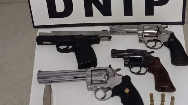 拉霍亚缴获枪支、毒品和技术设备