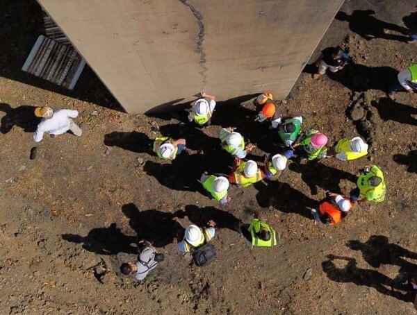 美国工程师在火灾后检查美洲大桥