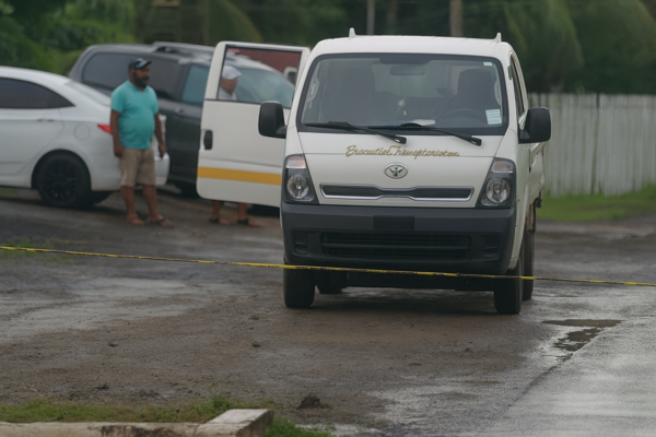 Two dead in armed attack in Calzada Larga; police officer and civilian killed
